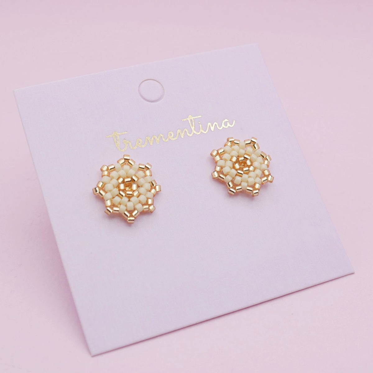 Aretes Flor Mini Tejidos Miyuki Marfil y Dorado