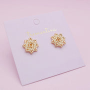 Aretes Flor Mini Tejidos Miyuki Marfil y Dorado