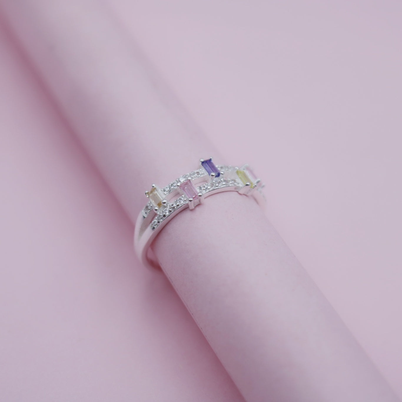 Anillo de Plata Doble con Circones Pastel
