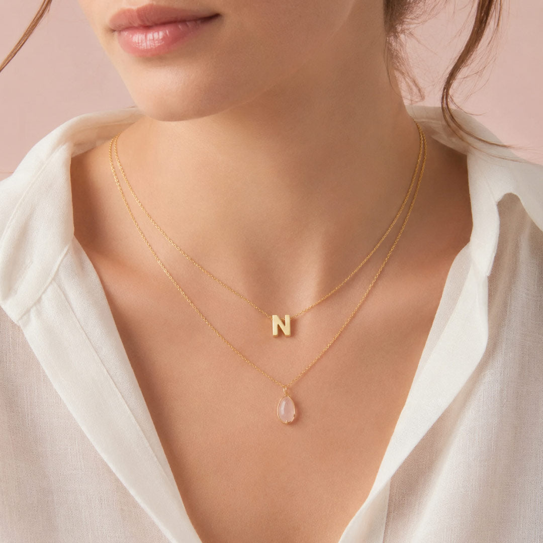 Collar Doble Dorado Letra y Cuarzo Rosa