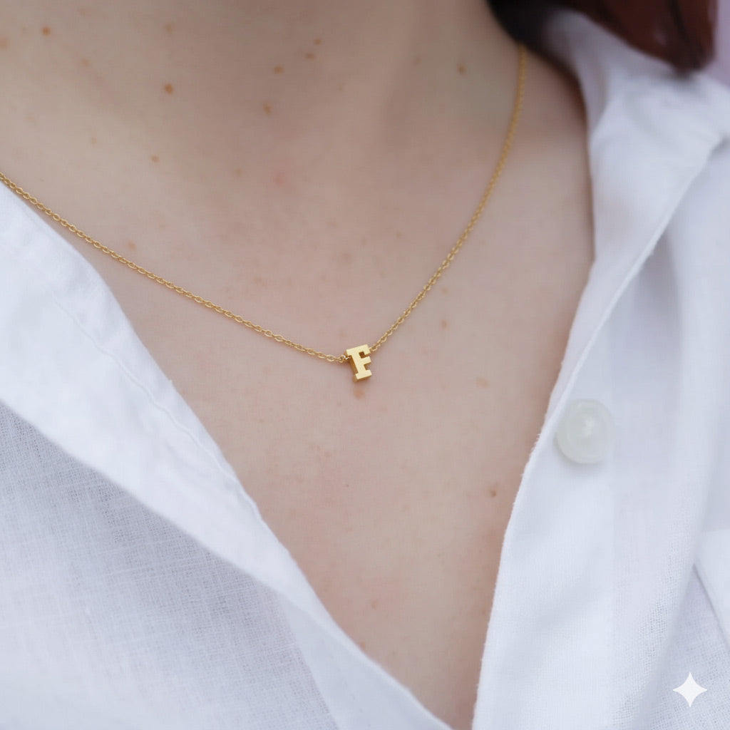 Collar Letra Serifa Dorado