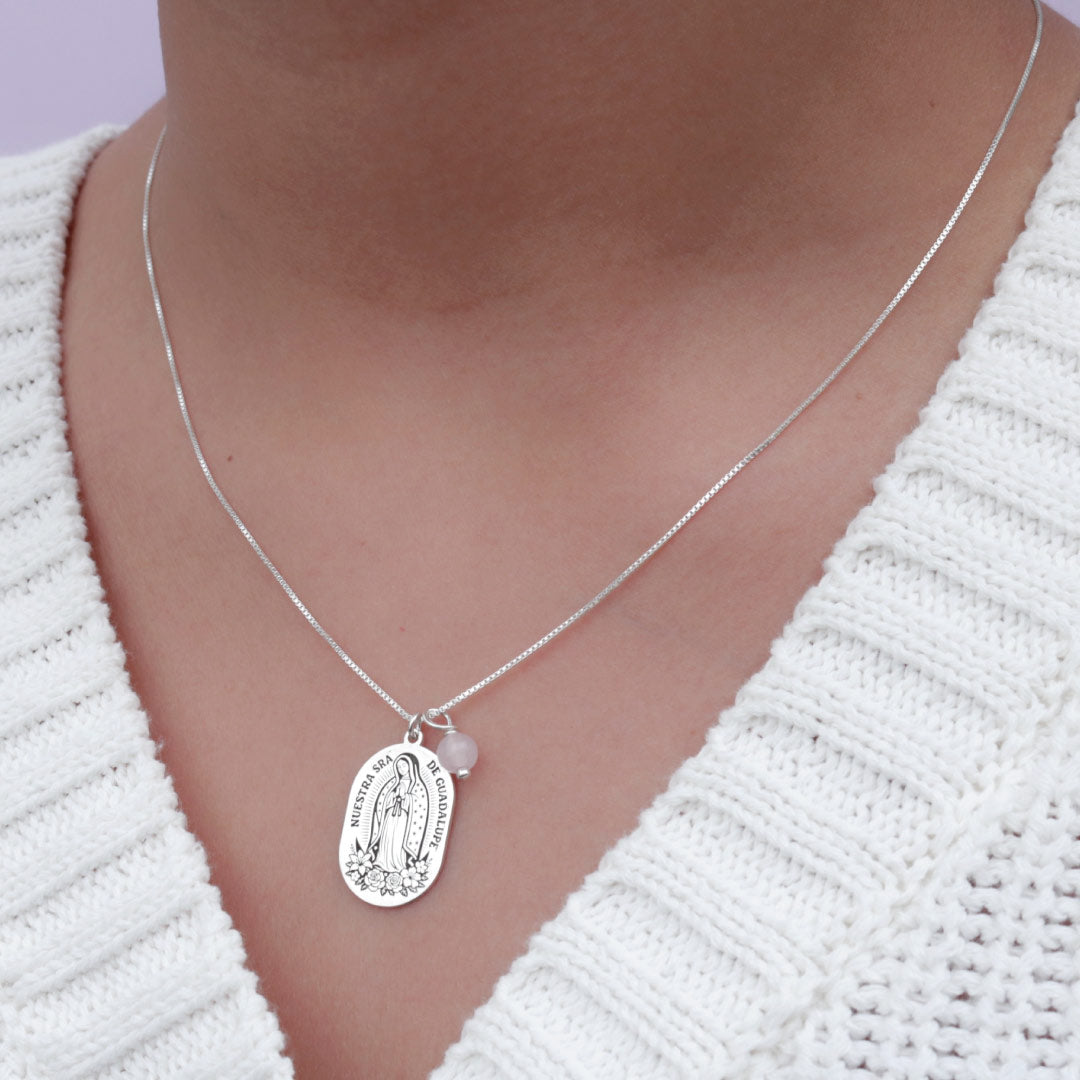 Collar Virgen de Guadalupe con Cuarzo Rosa en Plata