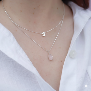 Collar Doble Letra y Cuarzo Rosa En Plata