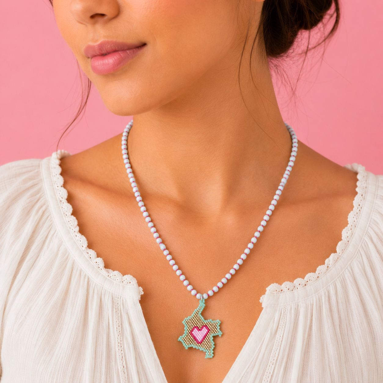 Collar Mapa de Colombia Tejido Corazón Rosa y Rojo