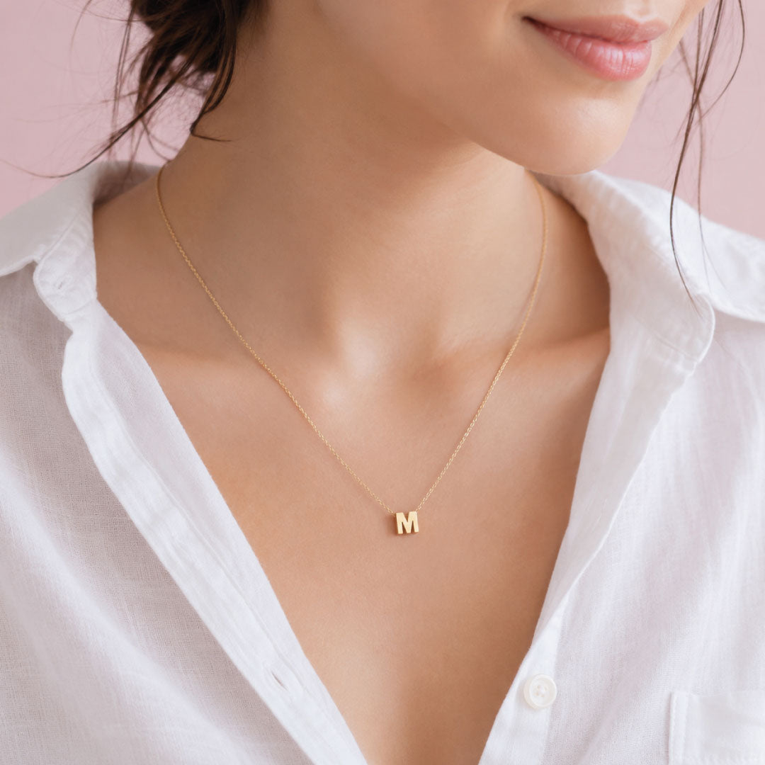 Collar Letra Dorada Sencillo