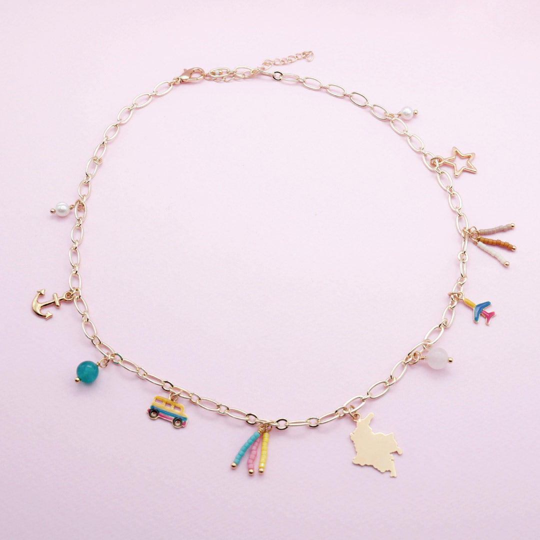 Collar Colombia Charms Dorado – Viaje y Raíces