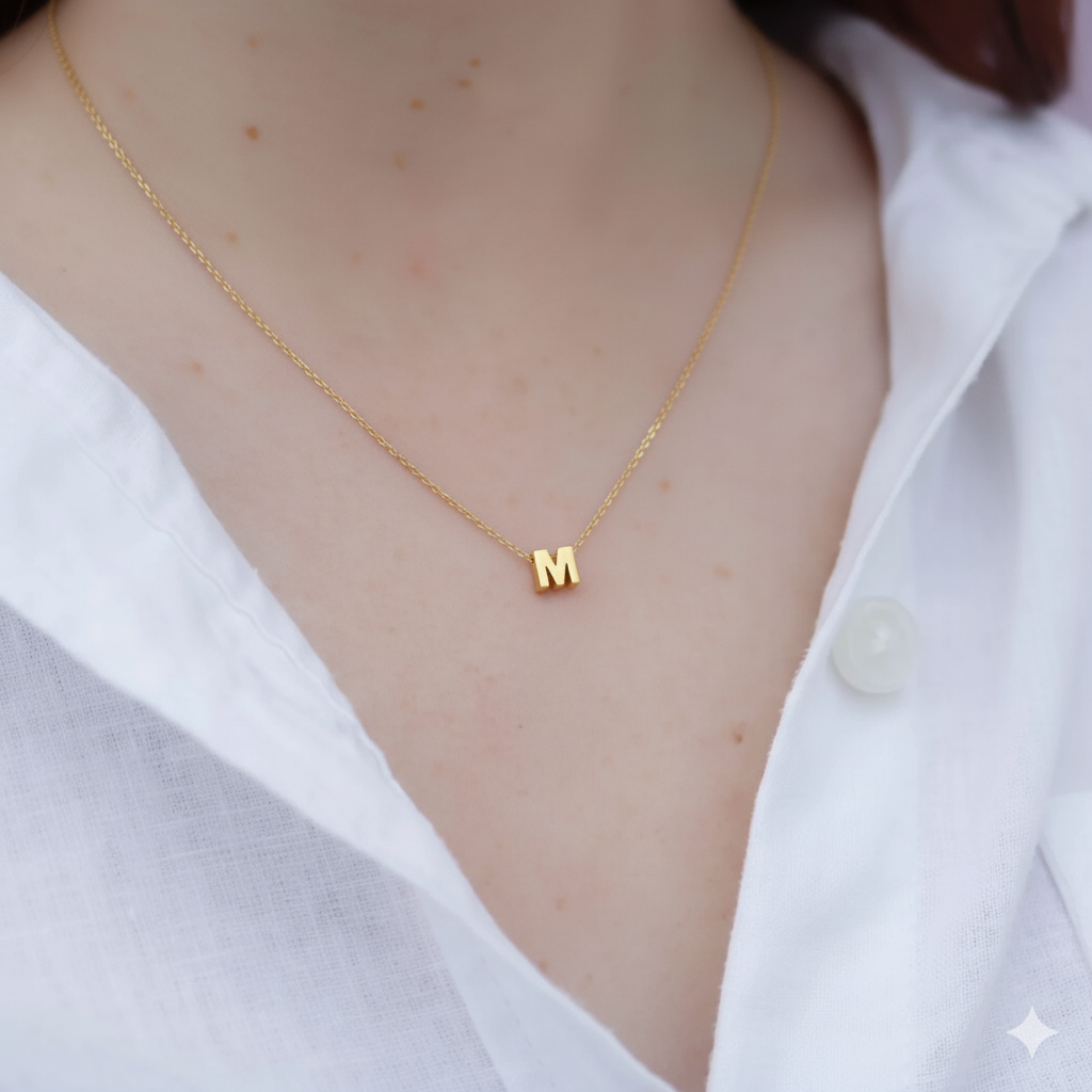 Collar Letra Dorada Sencillo