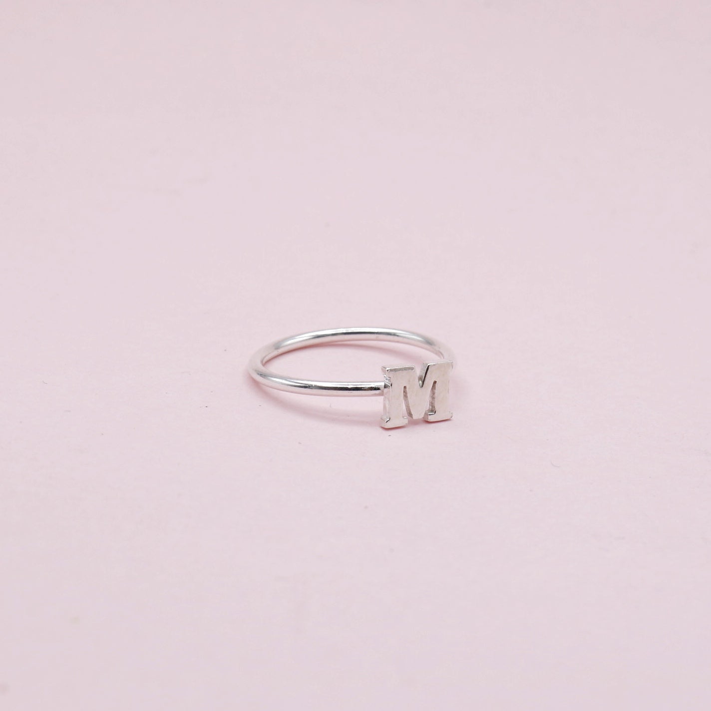 Anillo Letras Roman en Plata