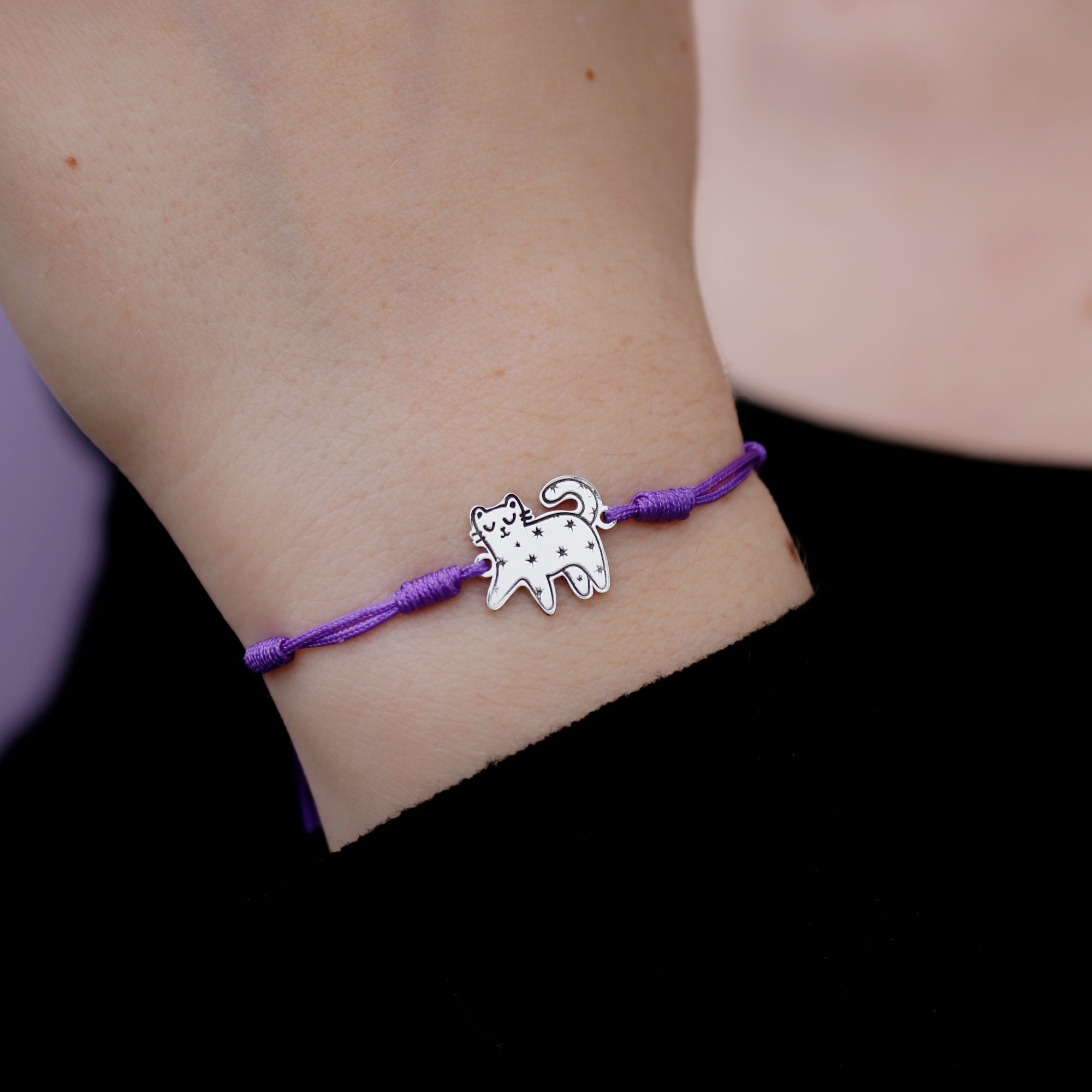 Pulsera En Hilo Morado Gatico
