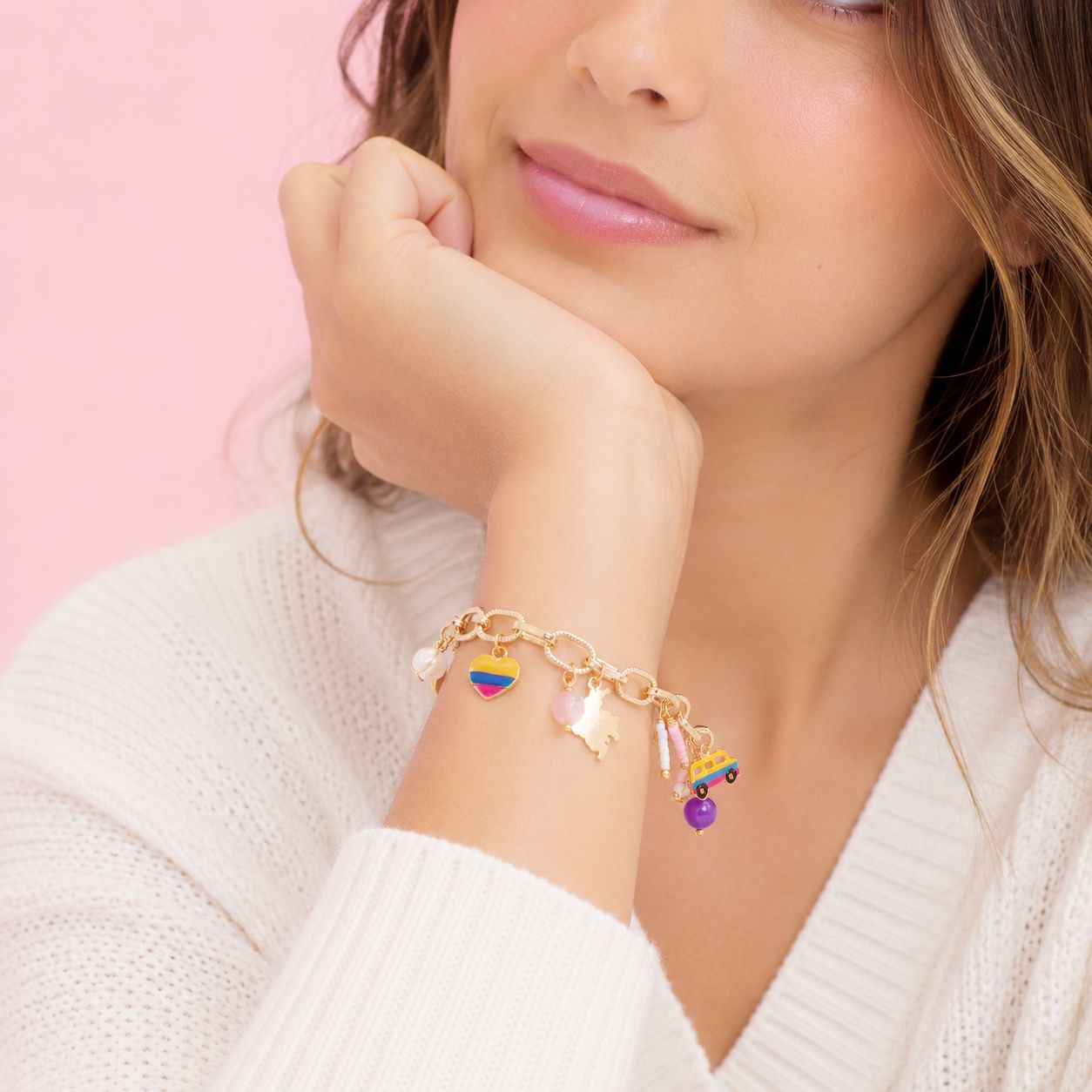 Pulsera Colombia con Charms Dorada – Viaje y Raíces