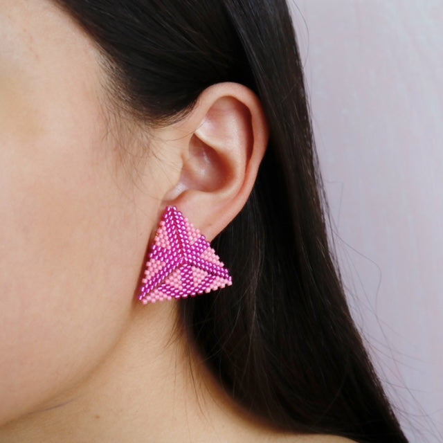 Aretes tejidos Triángulo Ciclón Fucsia