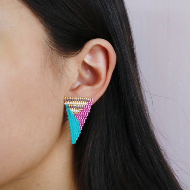 Aretes Tejidos Triángulo Invertido Azul Fucsia