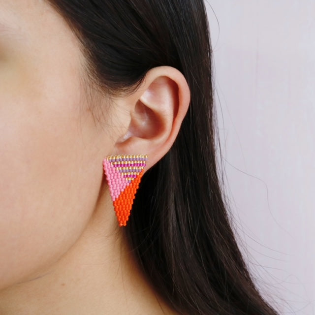 Aretes Tejidos Triángulo Invertido Naranja Rosa